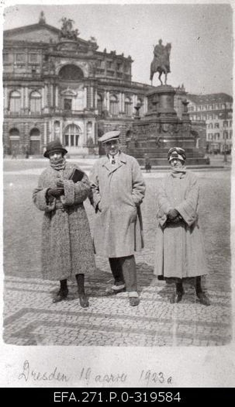Näitlejad Olga Mikk-Krull (vasakult), Alfred Sällik ja Helmi Einer.