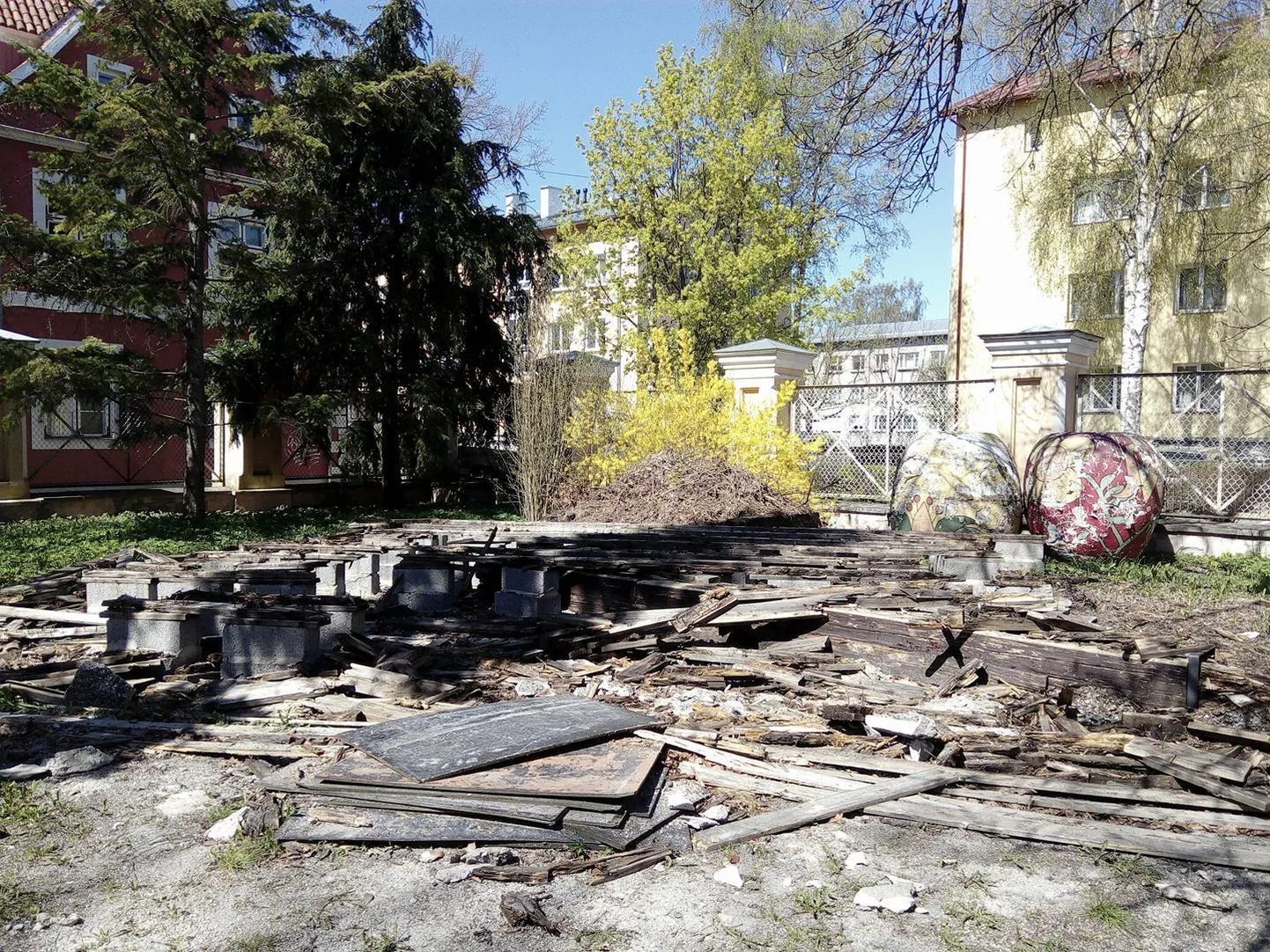 Maarja-Magdaleena gild lammutab Steineri aia lava.