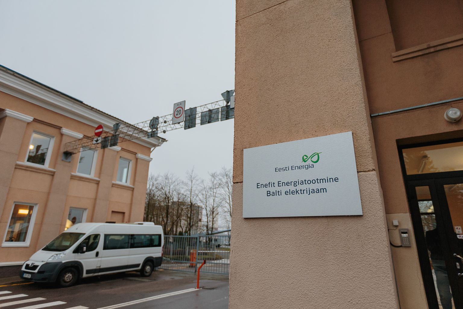 Тепло для нарвских сетей центрального отопления и горячего водоснабжения вырабатывается на ближайшей к городу Балтийской электростанции АО "Enefit Energiatootmine".