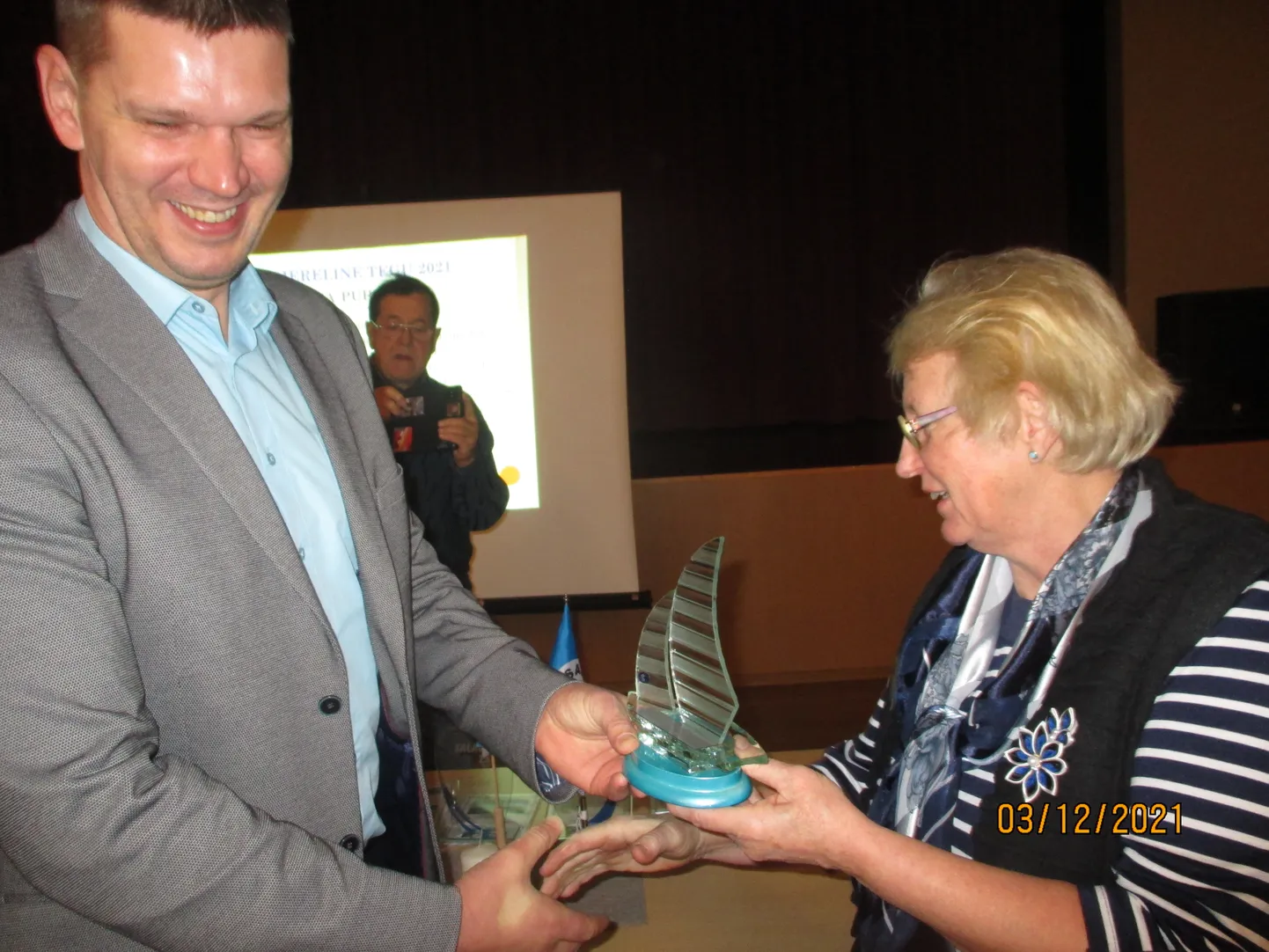 RÕÕM KUNAGISE ÕPILASE EDUSAMMUDEST: Tänavuse merelise teo auhinna võttis Taavi Ait vastu oma kunagiselt klassijuhatajalt Urve Vakkerilt.