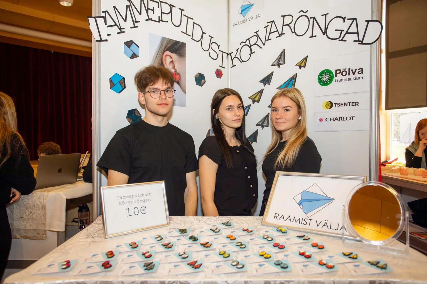 Põlva gümnaasiumi õpilasfirmasse Raamist Välja kuuluvad Reno Vasser (vasakult), Liisi Kõrgemäe ja Emily Vinne.