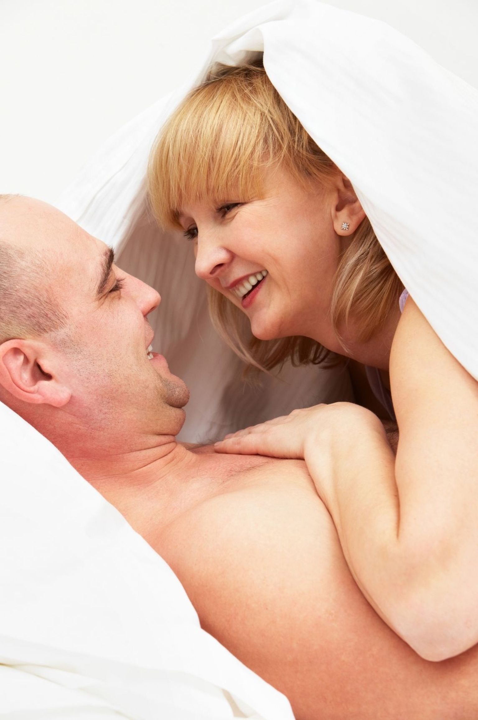 Kas õnneliku abielu nurgakiviks on alasti magamine?