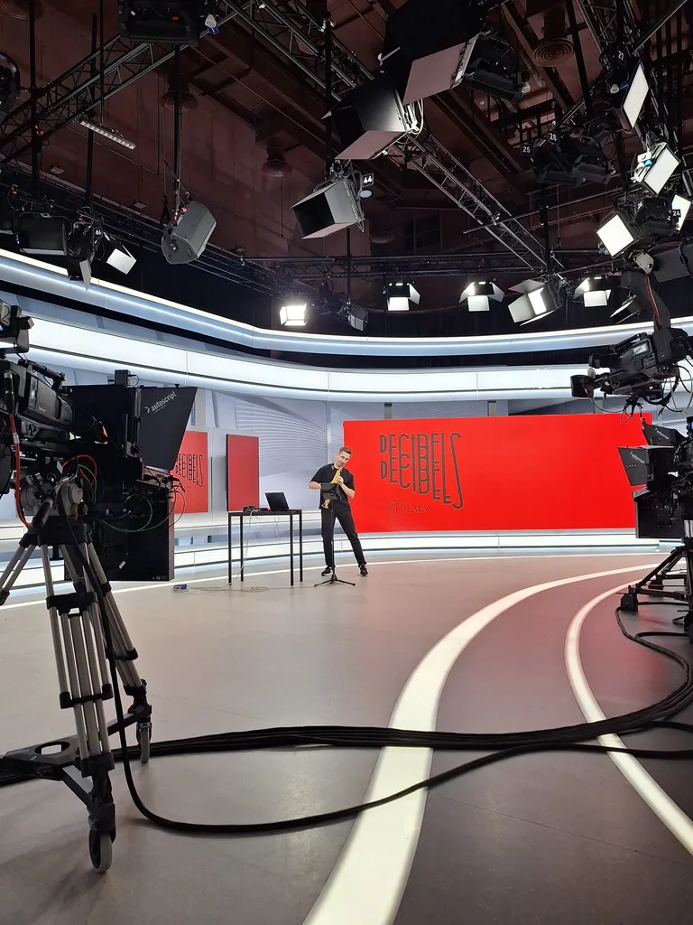 Saksofonists Aigars Raumanis muzicē Latvijas Televīzijā, popularizējot mūsdienu mūzikas festivālu "deciBels".