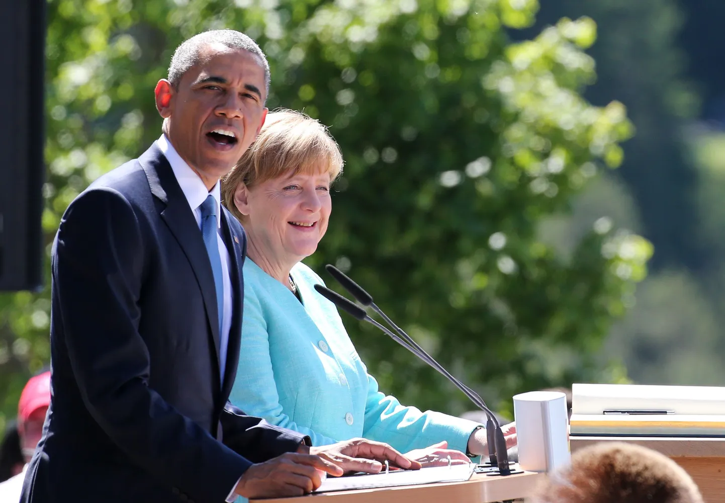 Saksamaa liidukantsler Angela Merkel ja USA president Barack Obama täna Baierimaal G7 tippkohtumise eel.