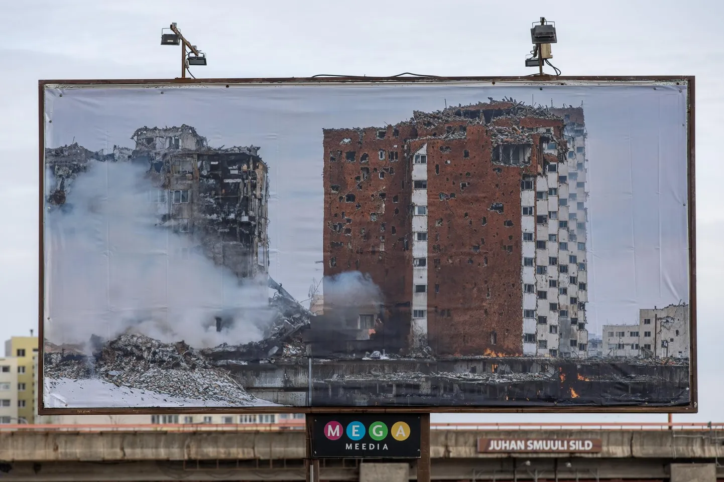 Näitus «Hetk» reklaamtahvlitel. Autorid Estookin ja Rebeca Parbus. Pilt Laagna teel.