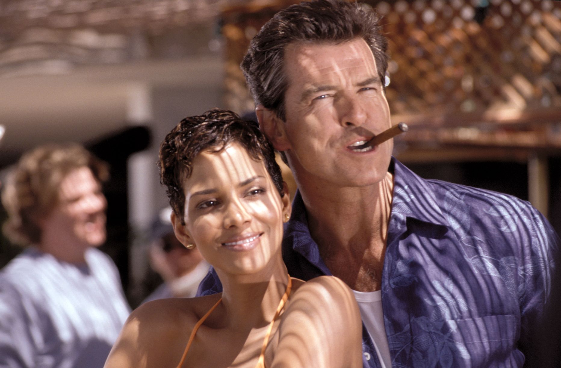 Pierce Brosnan ja Halle Berry 2002. aasta Bondi filmis «Die Another Day»
