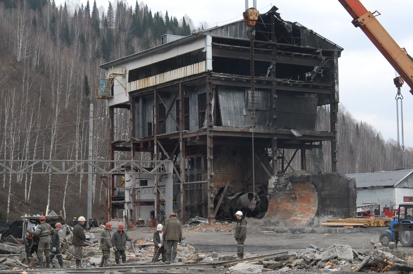 Разбор завалов на шахте "Распадская", где авария произошла за 10 дней до "Алексеевской".