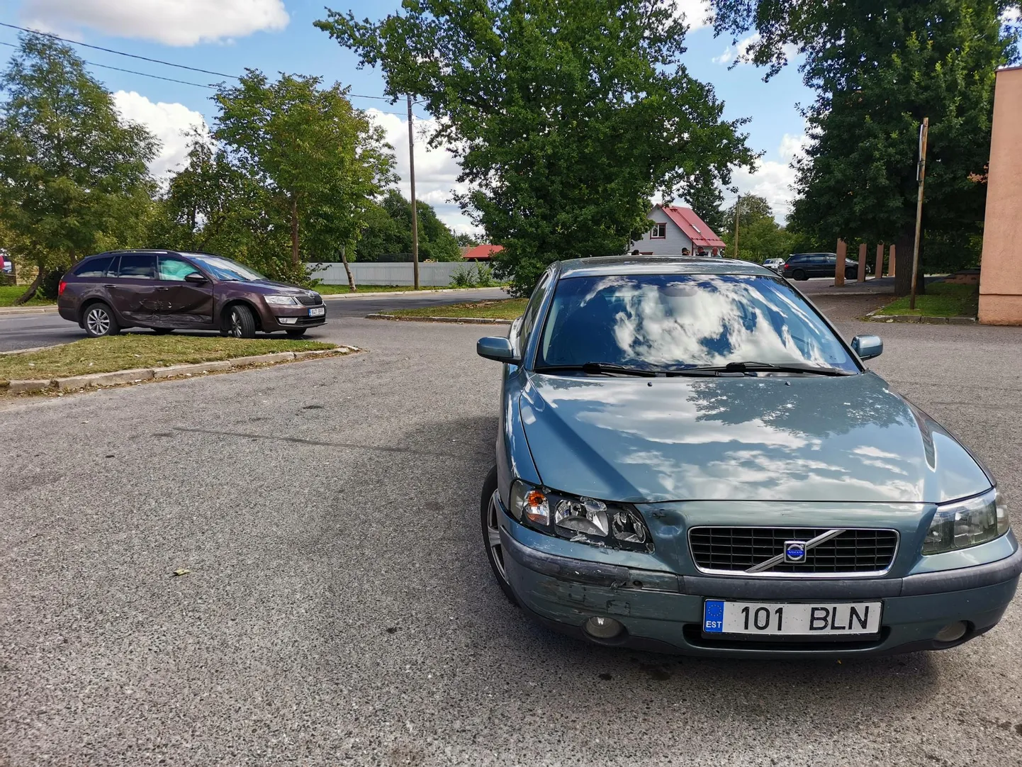 Tallinna ja Heina tänava ristmikul õnnetusse sattunud Volvo.