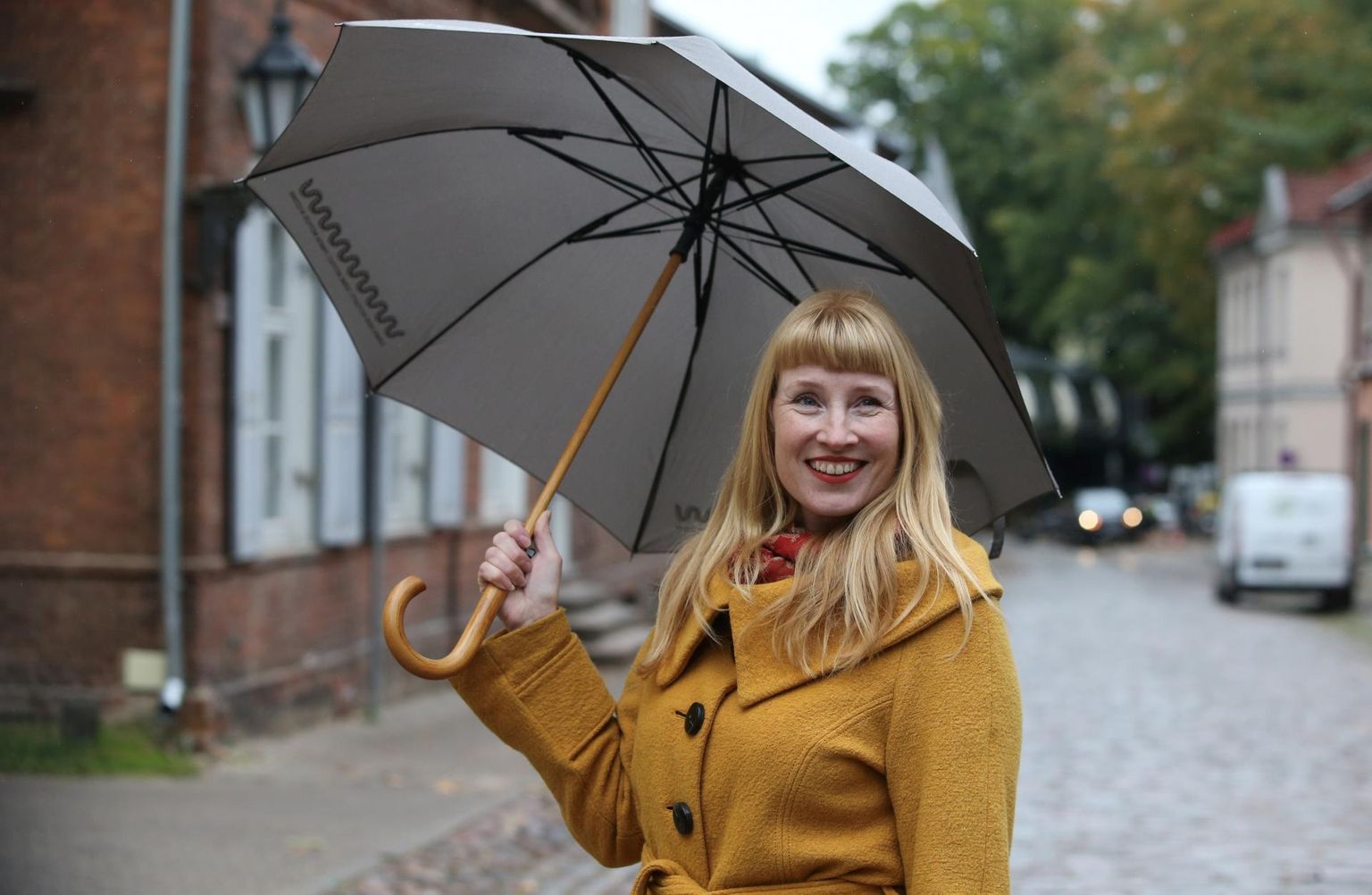 Luuletaja, Soome instituudi Tartu programmikoordinaator Heidi Iivari jalutab Vallikraavi tänaval.
 
