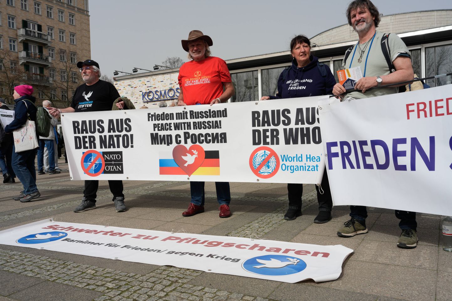 Täna Berliini lihavõttemarsile kogunenud inimesed nõuavad plakatil rahu Venemaaga ja NATOst lahkumist, aga ka välja astumist Maailma Terviseorganisatsioonist (WHO).