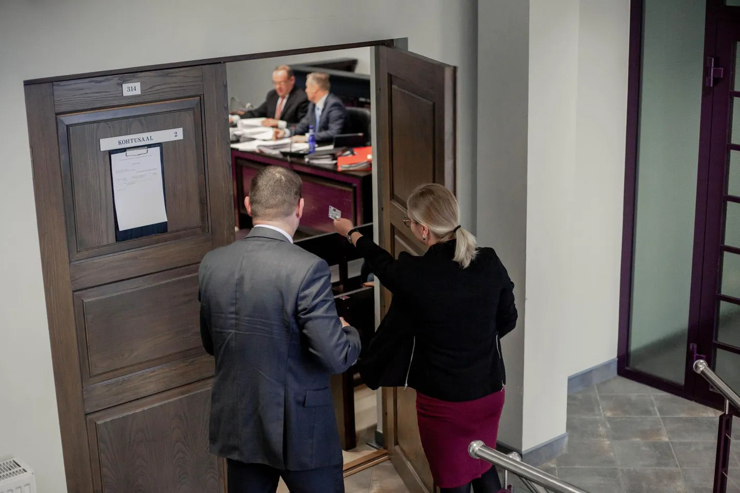 Pärnu linnapea Romek Kosenkranius siseneb kohtusaali.