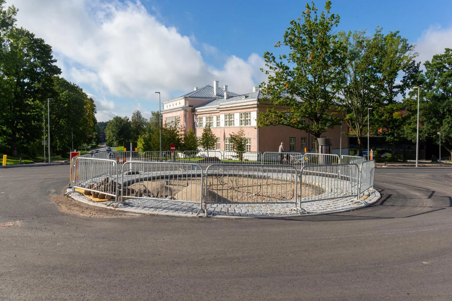 Uus ringristmik on justkui valmis ja autod sõidavad selle ümber, aga märkide järgi seal veel ringristmiku reeglid kehtima ei peaks.