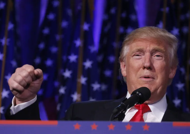 Donald Trump võidukõnet pidamas.