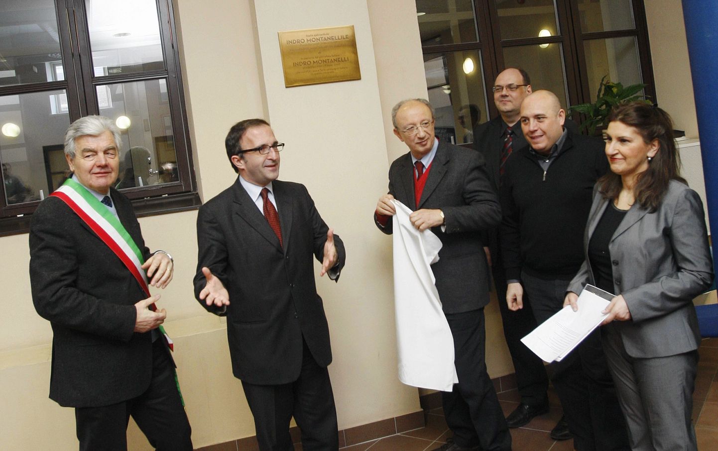 Tahvliavamise puhul oli mehe kodulinnast Fuchecchiost kohale sõitnud linnapea Claudio Toni (vasakul). Koos suursaatkonna, haridusministeeriumi ja ülikooli esindajatega sai tahvel pidulikult avatud.