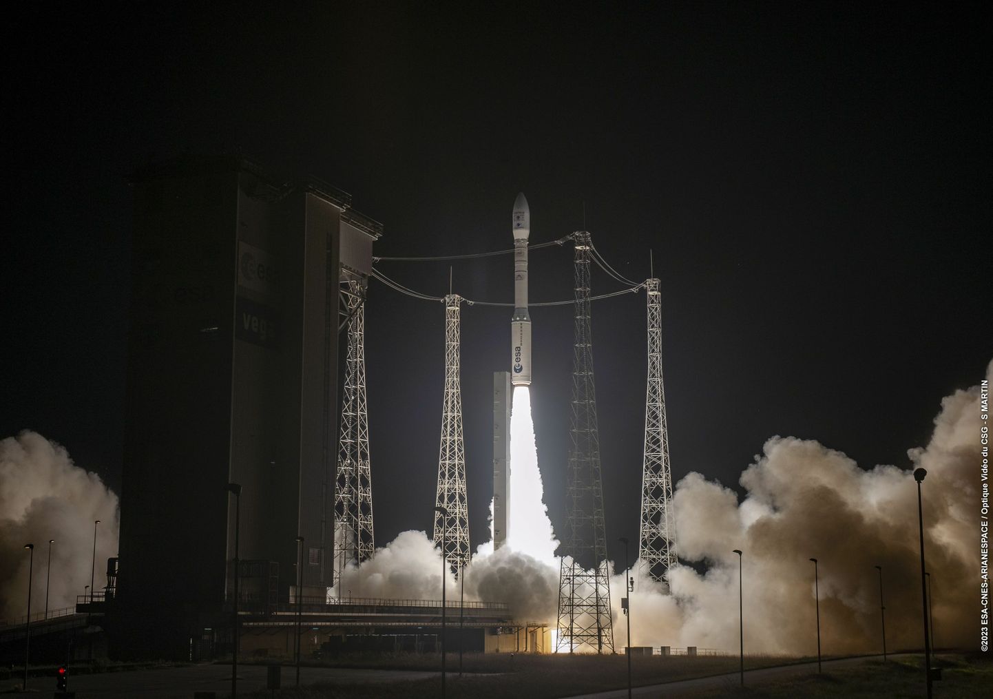 9. oktoobri varahommikul oli kanderaketis Vega teel orbiidile 12 «reisijat». Nüüd on teada, et suure tõenäosusega kaks neist «reisijaist» orbiidile ei jõudnud ning on koos raketi ülemise osaga atmosfääris ära põlenud.