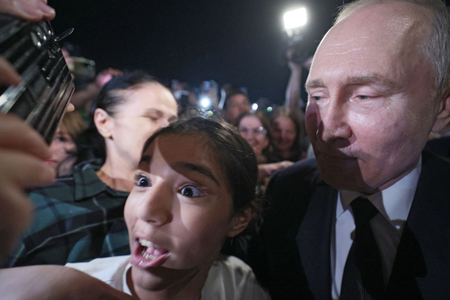 Владимир Путин обнимается с жителями Дербента, Дагестан, Россия 28 июня 2023 года.
