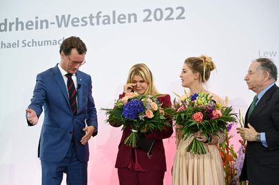 Foto tseremoonialt, vasakult: Nordrhein-Westfaleni peaminister Hendrik Wüst, Corinna Schumacher, Gina Schumacher ja Jean Todt.