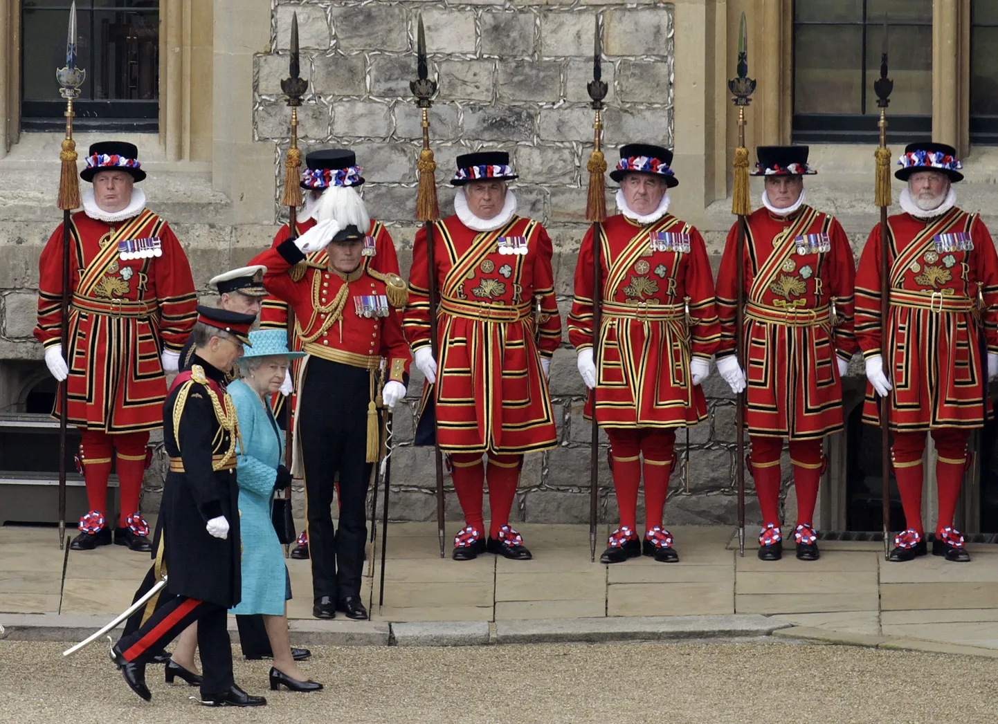 Briti kuninganna Elizabeth II lahkumas armeeparaadilt Windsori lossis.