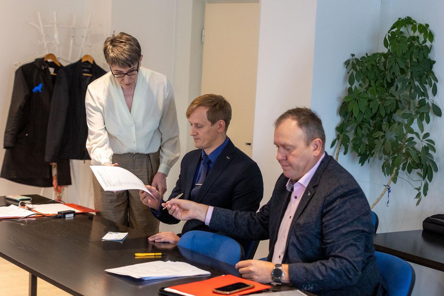 Priit Seire (paremalt) ja Toomas Tammik esitasid eile Järva valla valimiskomisjoni esimehele Karin Tenisson-Alevile Keskerakonna kandidaatide nimekirja.