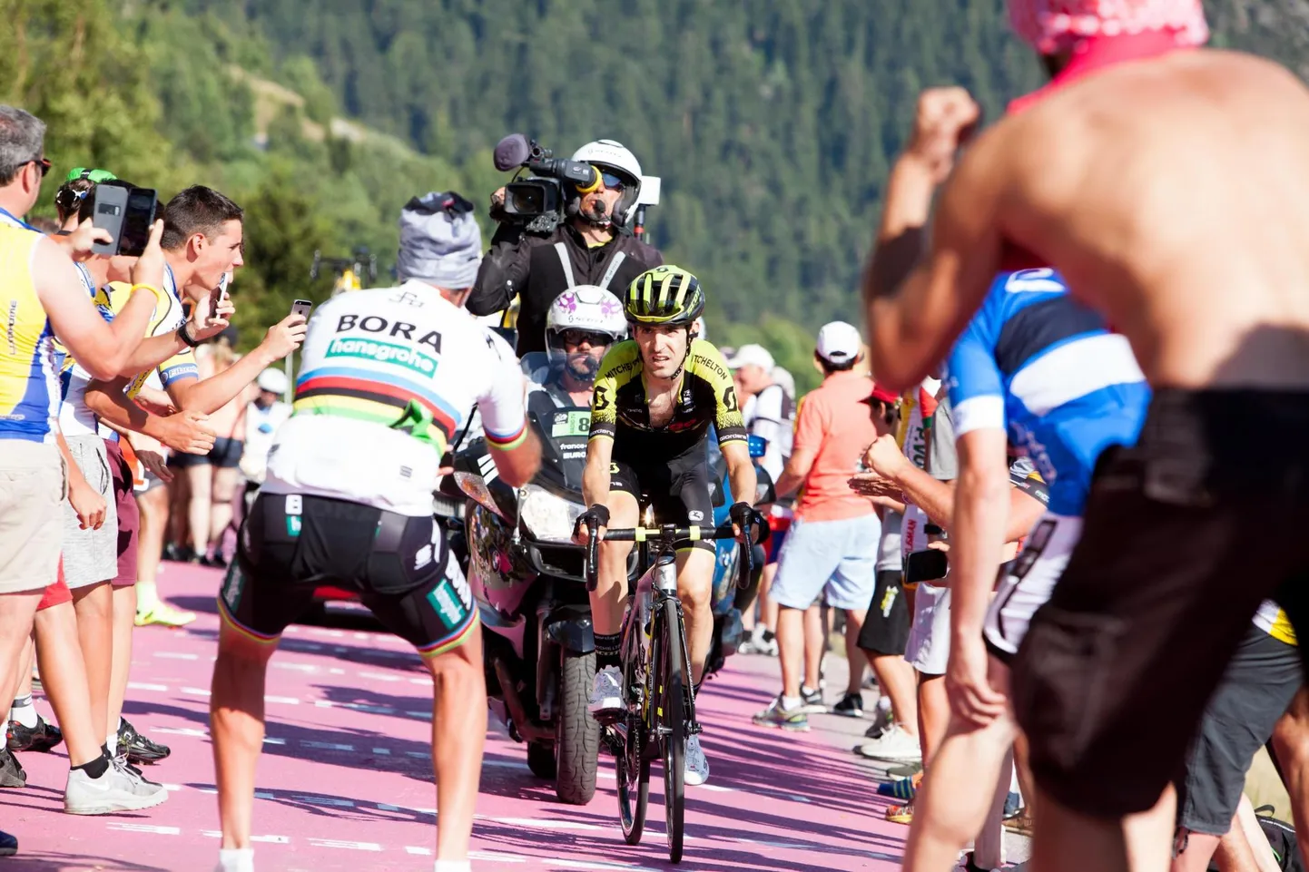 Kümned tuhanded rivistuvad neil päevil Tour de France&#39;i raja äärde - ja ka suisa rajale -, et kangelaste tegevustest võimalikult vahetult osa saada.