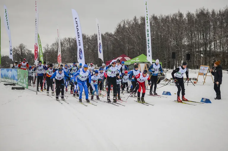 Lemeksi suusasarja eilse viienda etapi esimese, kella veerand viiese sõidu osalejad rajale tuiskamas.