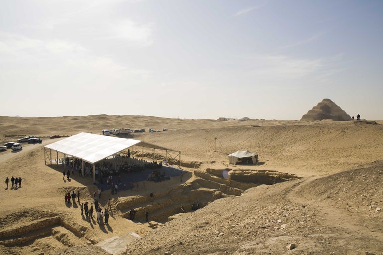 Egiptusest Saqqara nekropolist leiti preestrihaud. Kaugemal on näha astmikpüramiidi