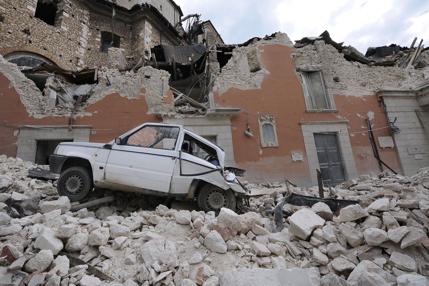 Abruzzo maakonna pealinna L'Aquila kevadise maavärina purustused.