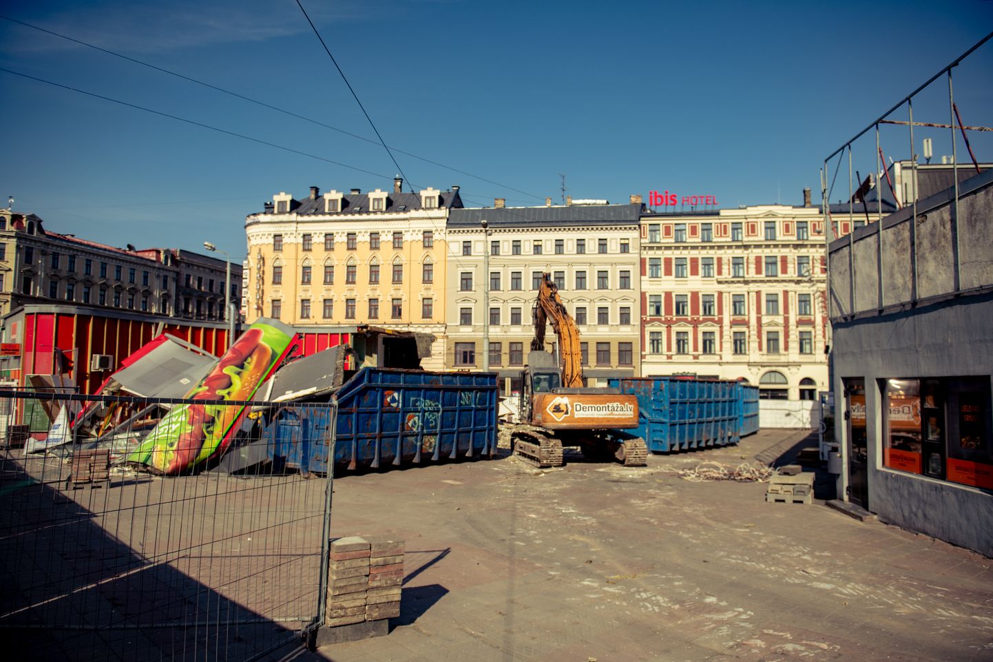 Rīgas centrā norisinās bēdīgi slavenā "taimskvēra" demontāžas darbi
