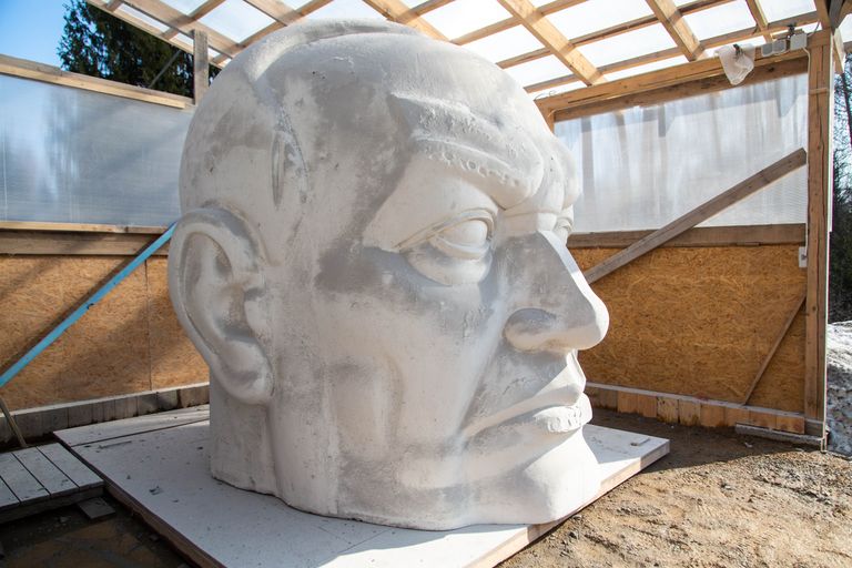 Pätsi mälestusmärk nimega «Riigipea» tahutakse 40 tonni kaaluvast graniidirahnust. Pildil vahtplastist vormitud pea.