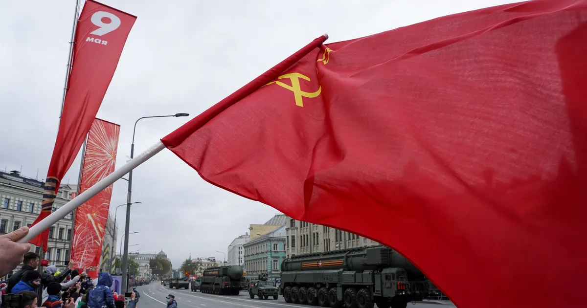 La Stockholm, sute de mașini decorate cu steaguri ale Uniunii Sovietice și ale Rusiei s-au încercuit împreună