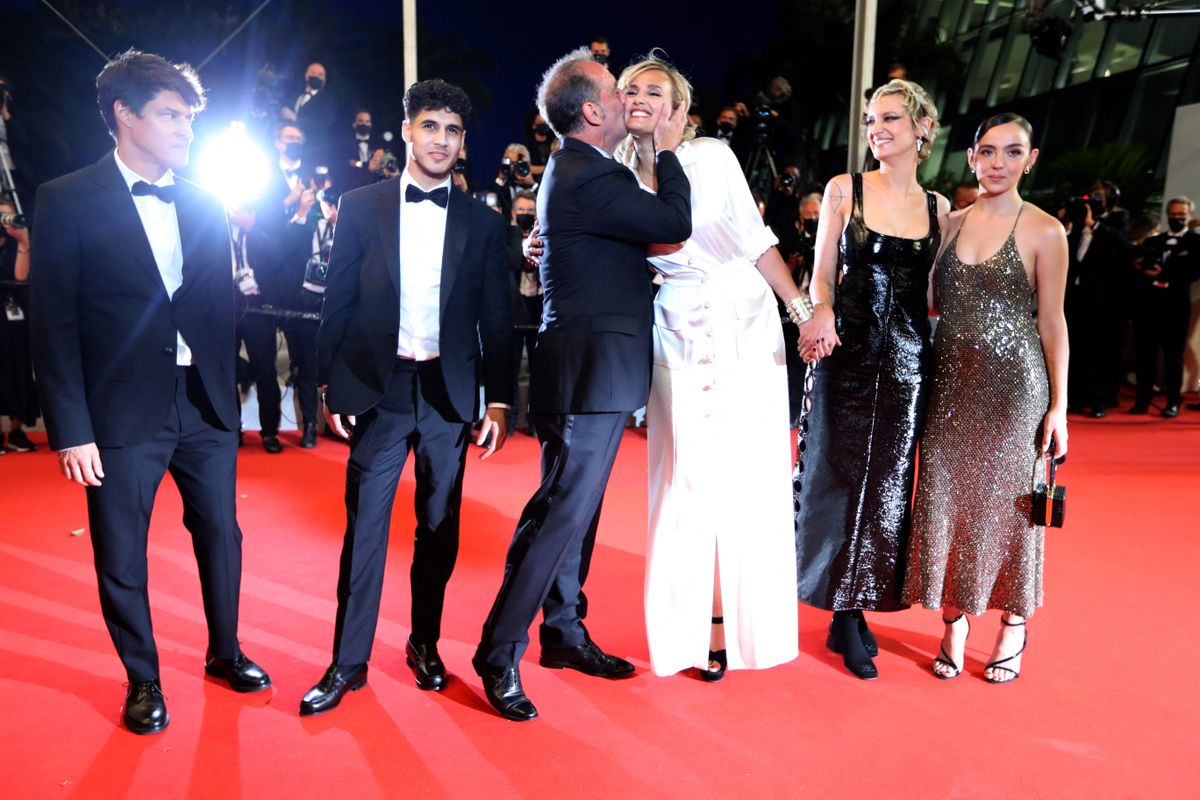 Franču aktieris Vincents Lindons cieši skūpsta franču režisores Džūlijas Dukornas vaigu filmas "Titāns" pirmizrādē. 