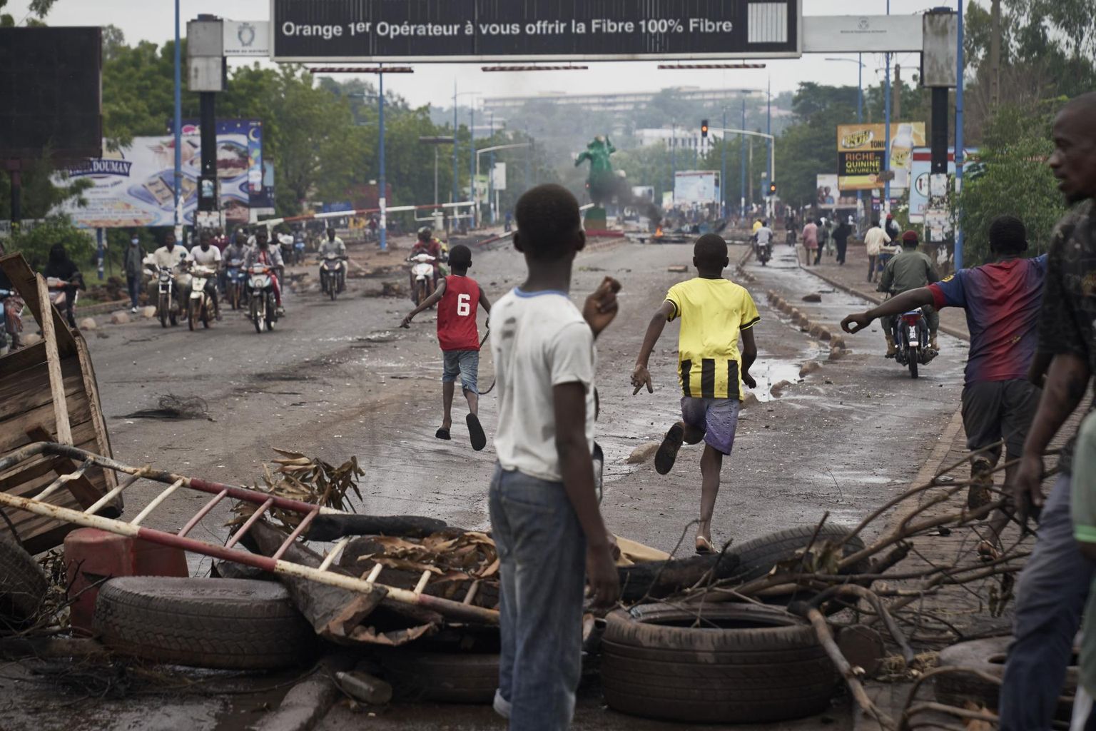 Inimesed põgenemas märulipolitsei saabudes barrikaadidelt Bamako Märtrite silla läheduses. 