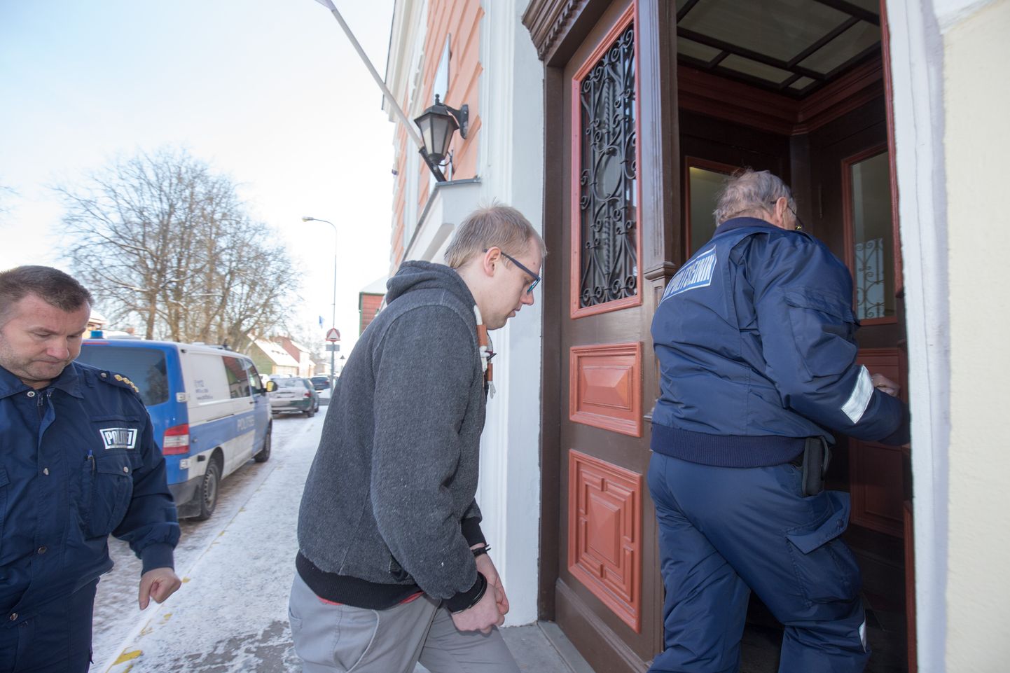 Mõrvas kahtlustatav Tairo Poopuu toodi esimeseks kohtuistungiks Viljandi kohtumajja.
