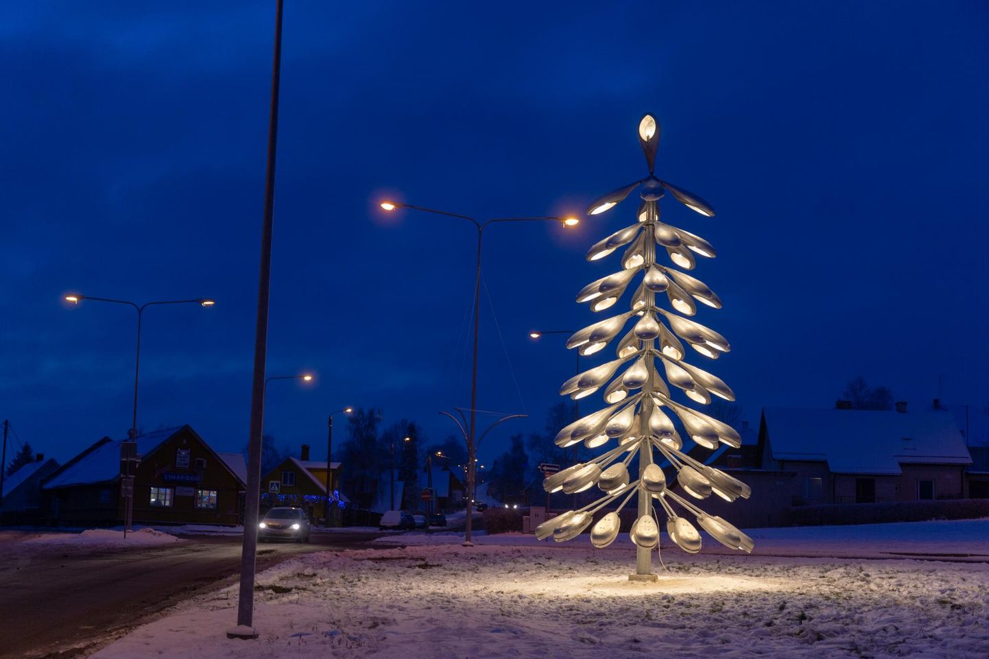 Isevärki jõulupuu Viljandis Kösti ristmikul