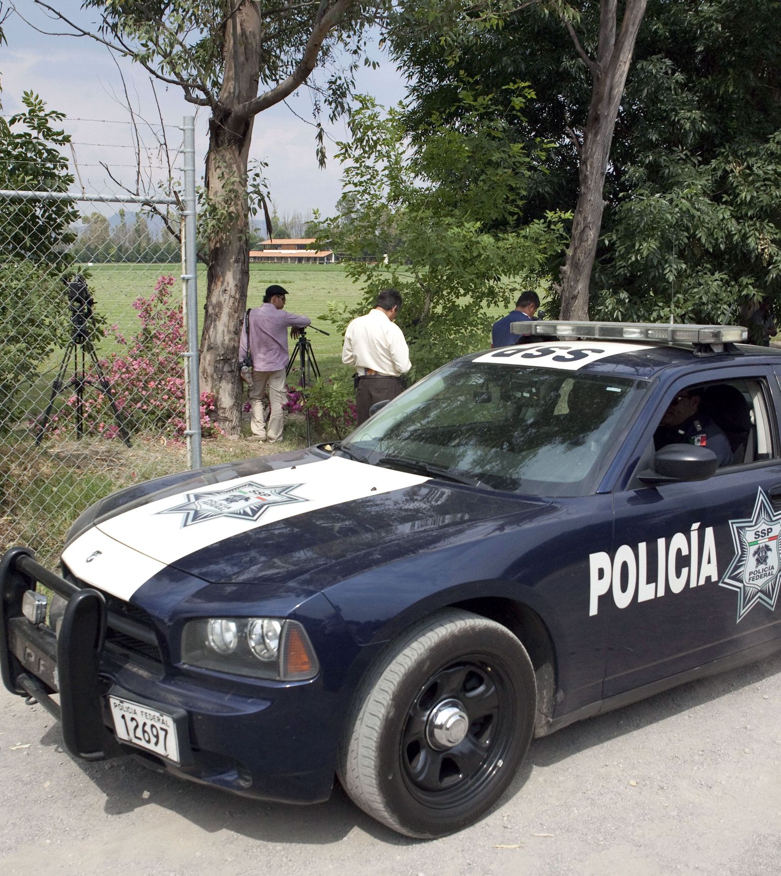 Mehhikos rööviti neli ajakirjanikku. Fotol politsei ajakirjanikke turvamas