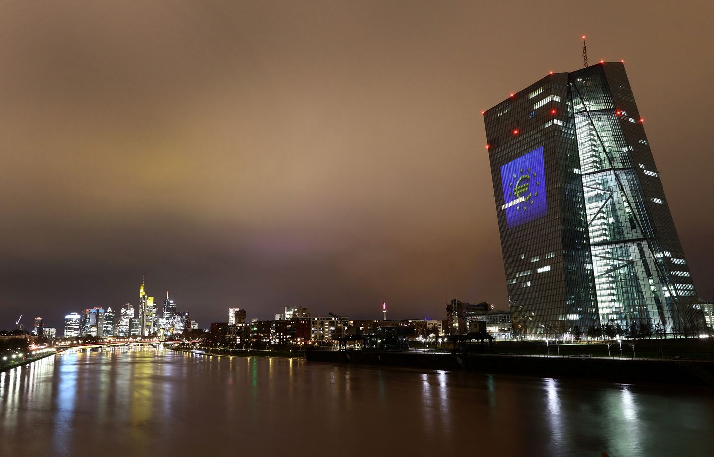 Euroopa Keskpanga peakorter 5. jaanuaril 2022 Frankfurdi ehavalguses Maini poole paindumas.