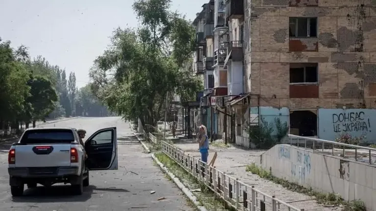 Разбитые жилые дома в Торецке.