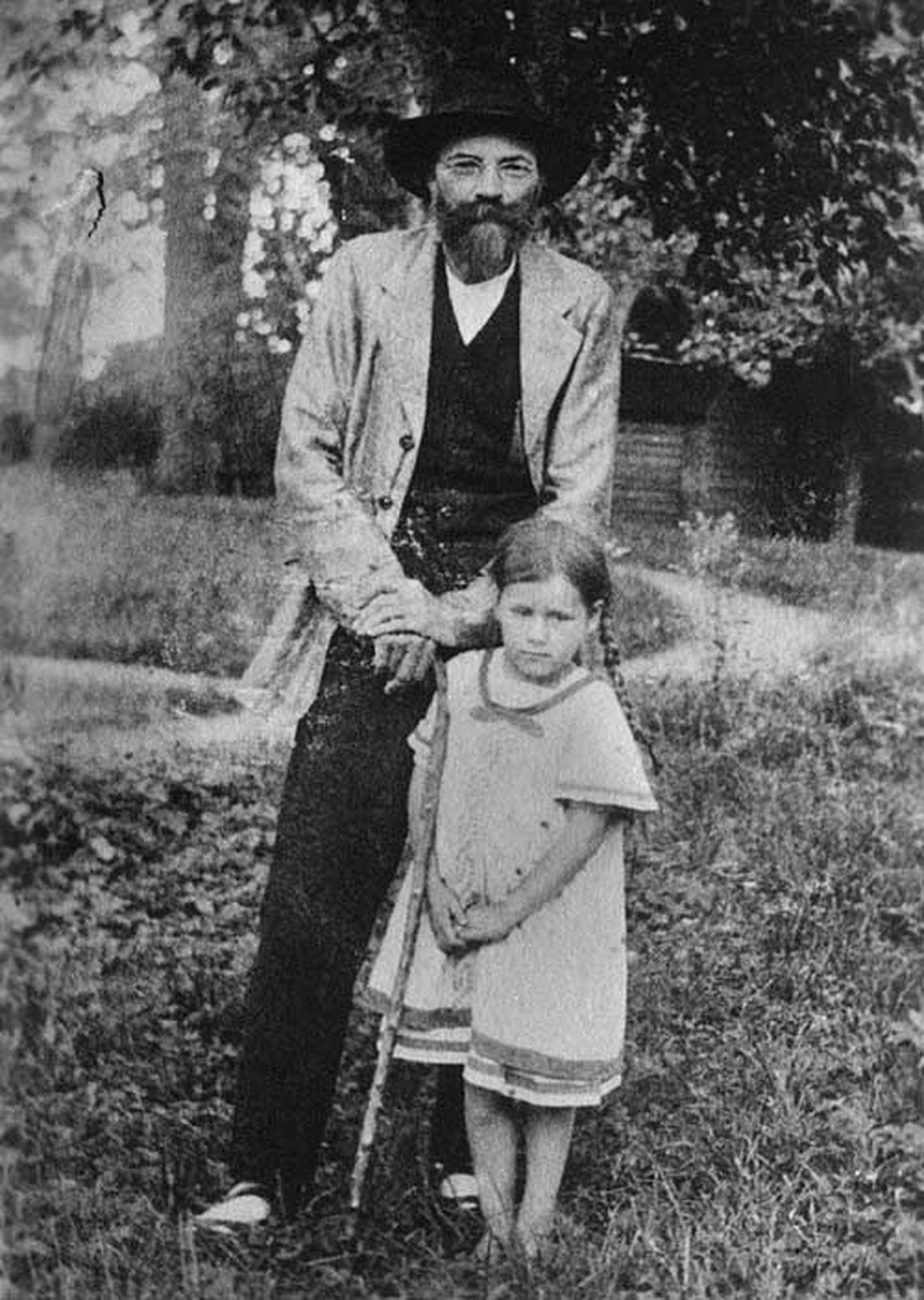 Sel 1915. aastal tehtud fotol on Villem Reiman oma tütrega.