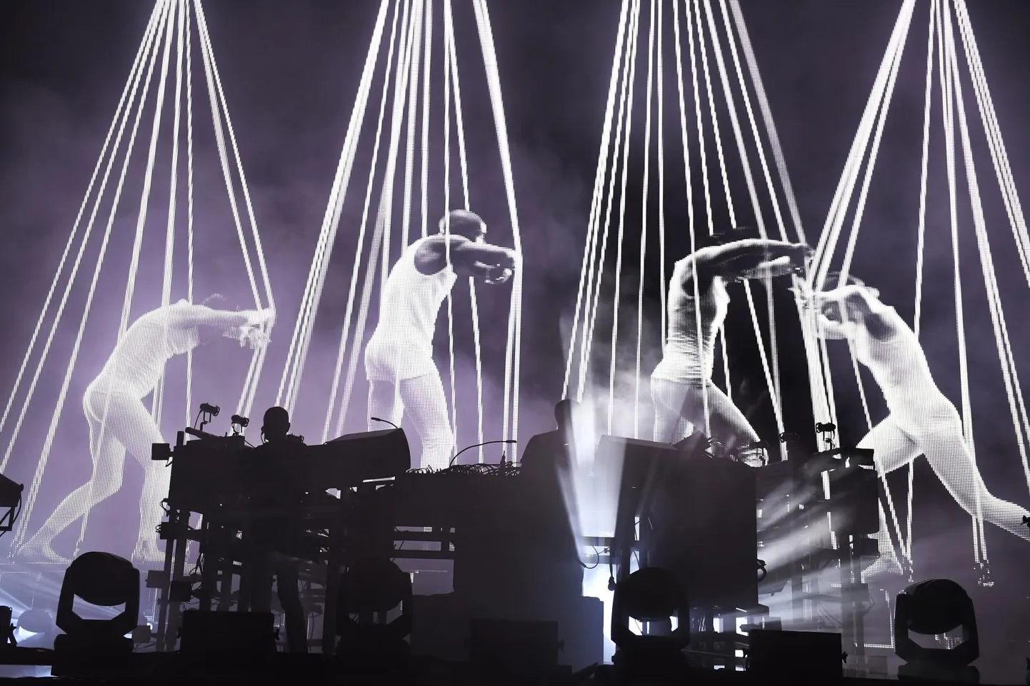 "The Chemical Brothers" esinemas selle aasa mais Londonis,
