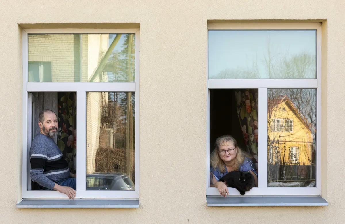 Inimesed olid hea meelega nõus fotograafile akna peal poseerima.
