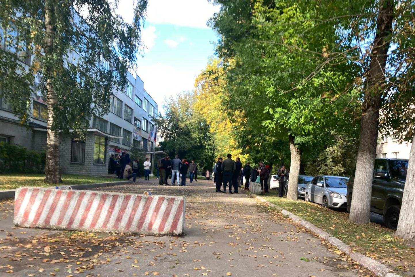 Pihkva värbamiskeskuse ees ootasid mehed oma saatust.