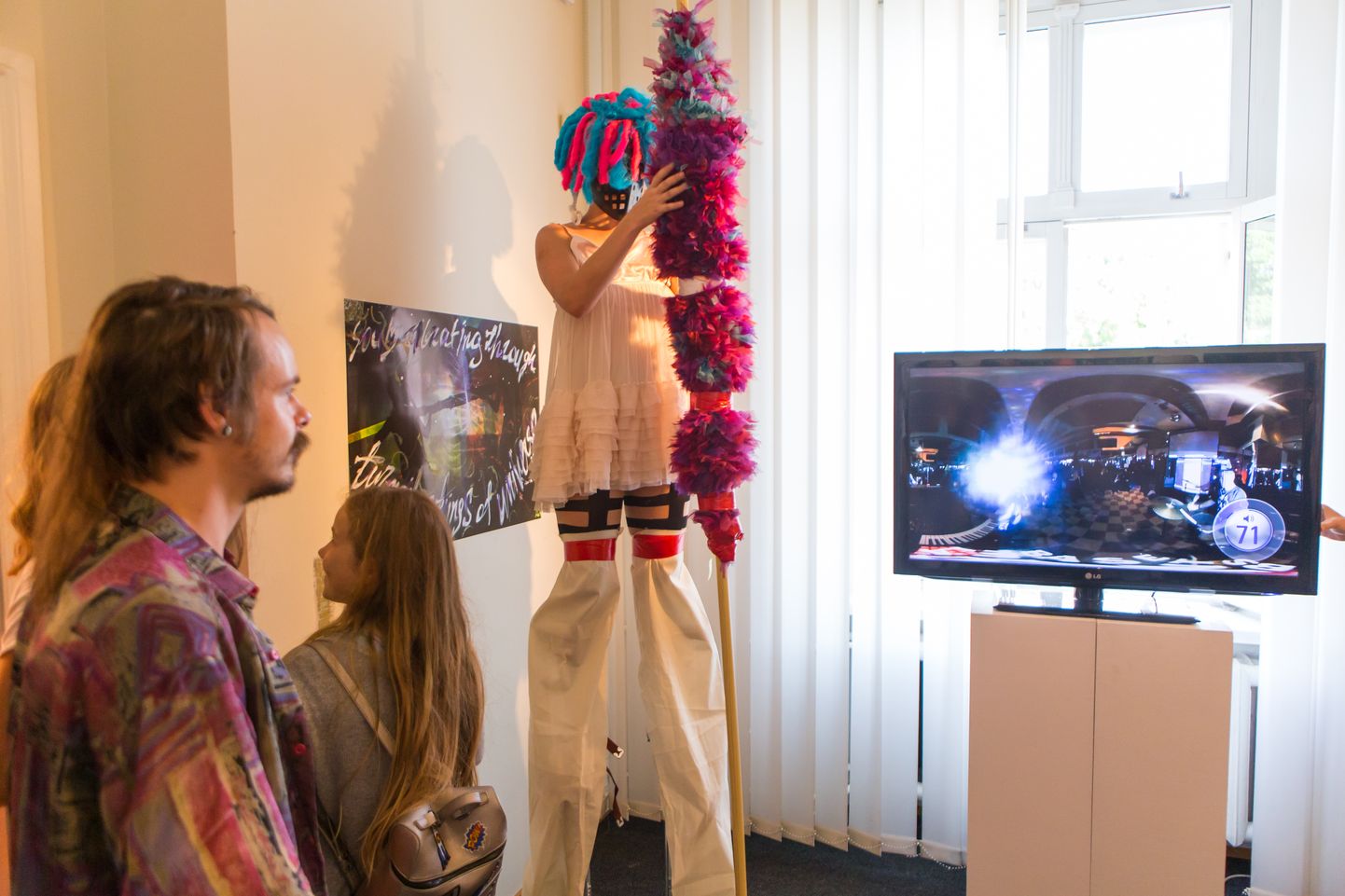 Pärnu galeriides avanevad In Graafika näitused ja toimuvad tegevuskunsti etendused. Foto eelmise aasta avamiselt.