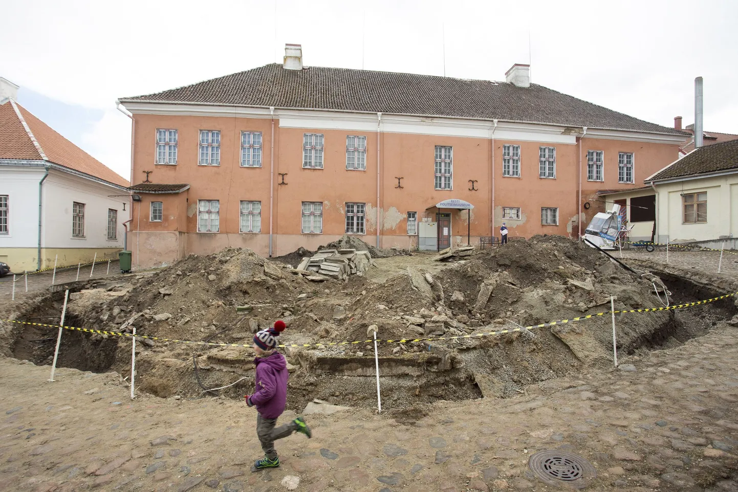 Rakveres asuva Eesti Politseimuuseumi hoov on üles kaevatud. Nüüd tuleb oodata, millal uus ehitaja hoovi korda teeb.