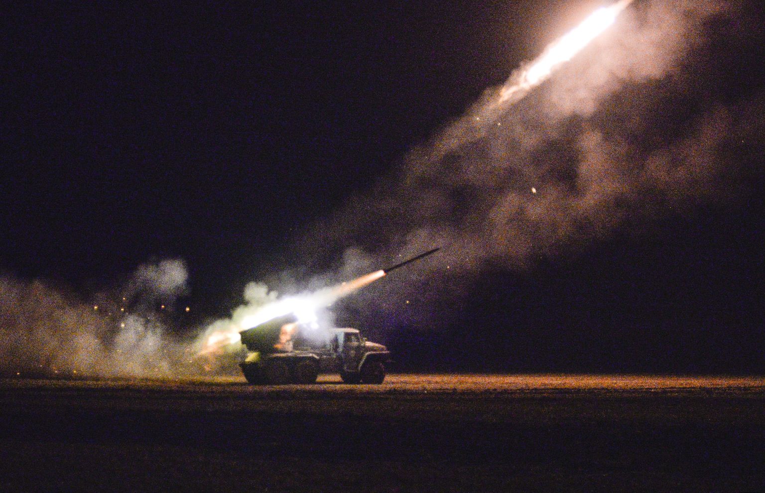 Ukraina sõdurid andisid eile Debaltseve lähedal Grad-raketisüsteemidest Venemaa toetusega separatistide pihta tuld.