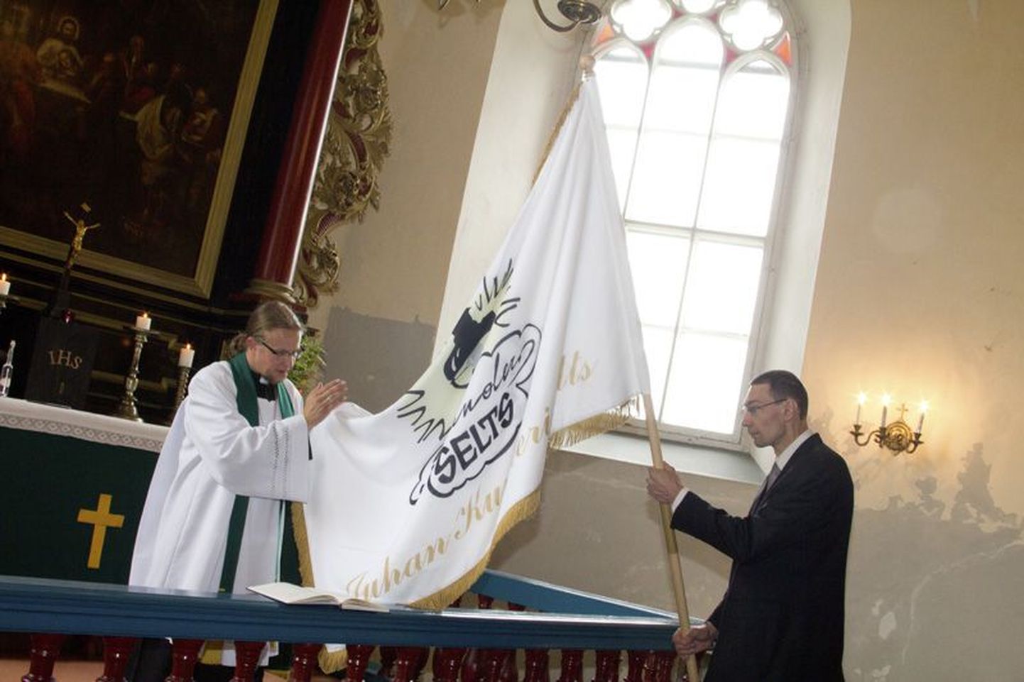 Juhan Kunderi seltsi lipu pühitses neljapäeval sisse Tauno Toompuu, lippu kandis seltsi kõige värskem liige Sander Liivak.