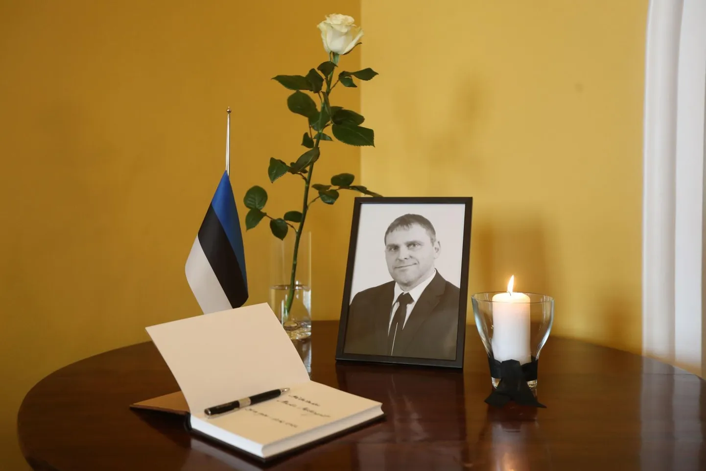 Riigikogus avati Millingule ka kaastundeavalduste raamat.