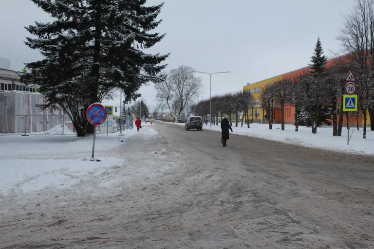 Ülekäiguraja ületamist ei tohi polikliiniku kõrvale parkides enam segada.