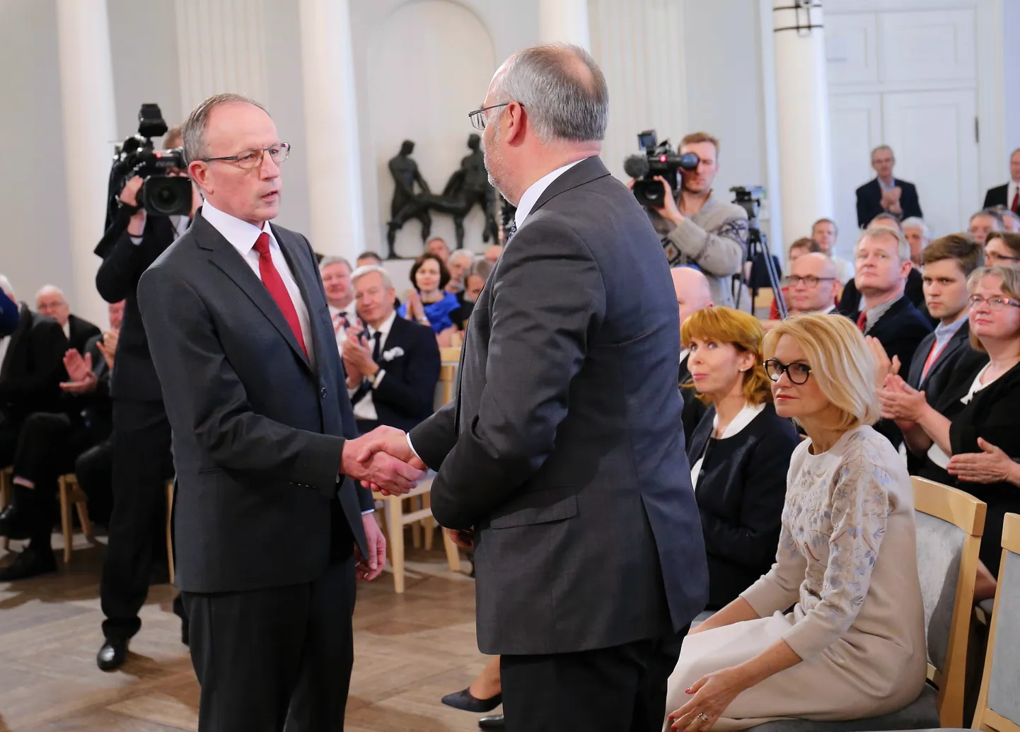 Kuivõrd Tartu Ülikooli tulevase rektori Toomas Asseri ametieellane Volli Kalm on kahjuks juba manalamees, sai Asser õnnitluse vastu võtta alma mater'i üle-eelmiselt rektorilt, praeguselt Eesti Rahva Muuseumi direktorilt Alar Kariselt.