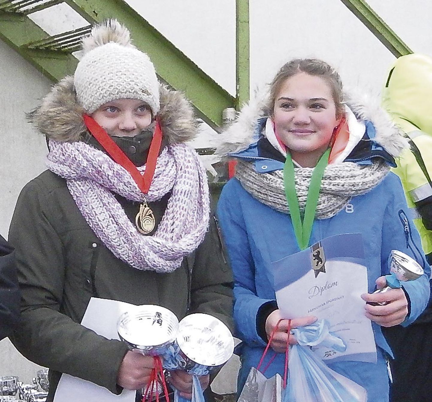 Lisbeth Taggu (vasakul) kihutas Eesti jääpurjetajate hooaja avavõistlusel Ice Optimisti klassis kullavääriliselt ja Romi Safin võitis pronksi.