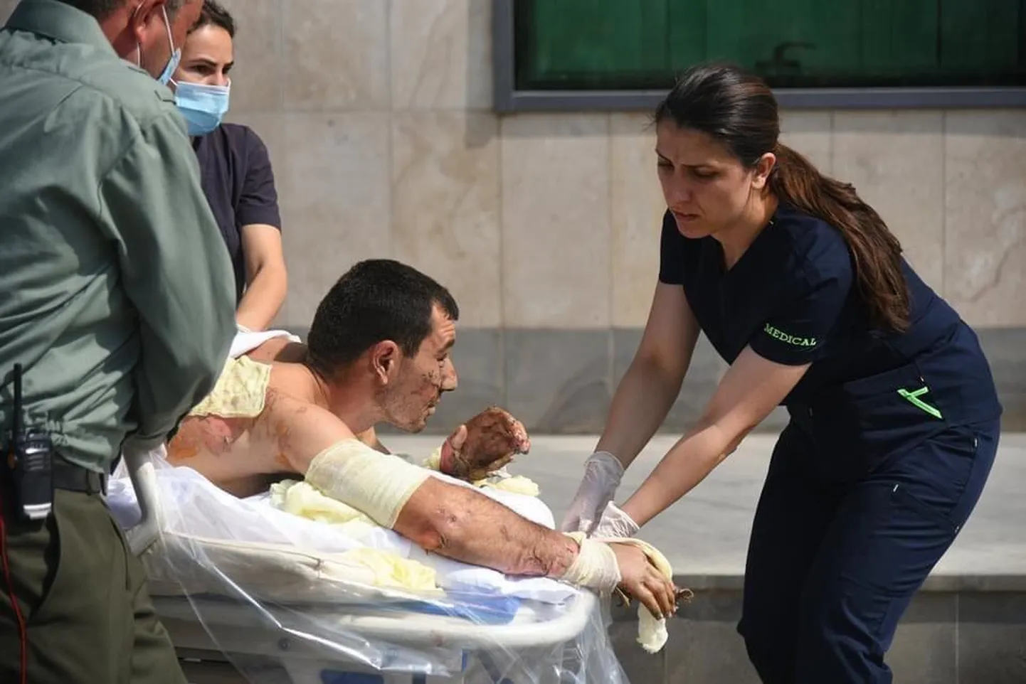 Meedikud aitamas Mägi-Karabahhis viga saanud Armeenia sõdurit.  FOTO: Handout / Armenian Foreign Ministry / afp / Scanpix